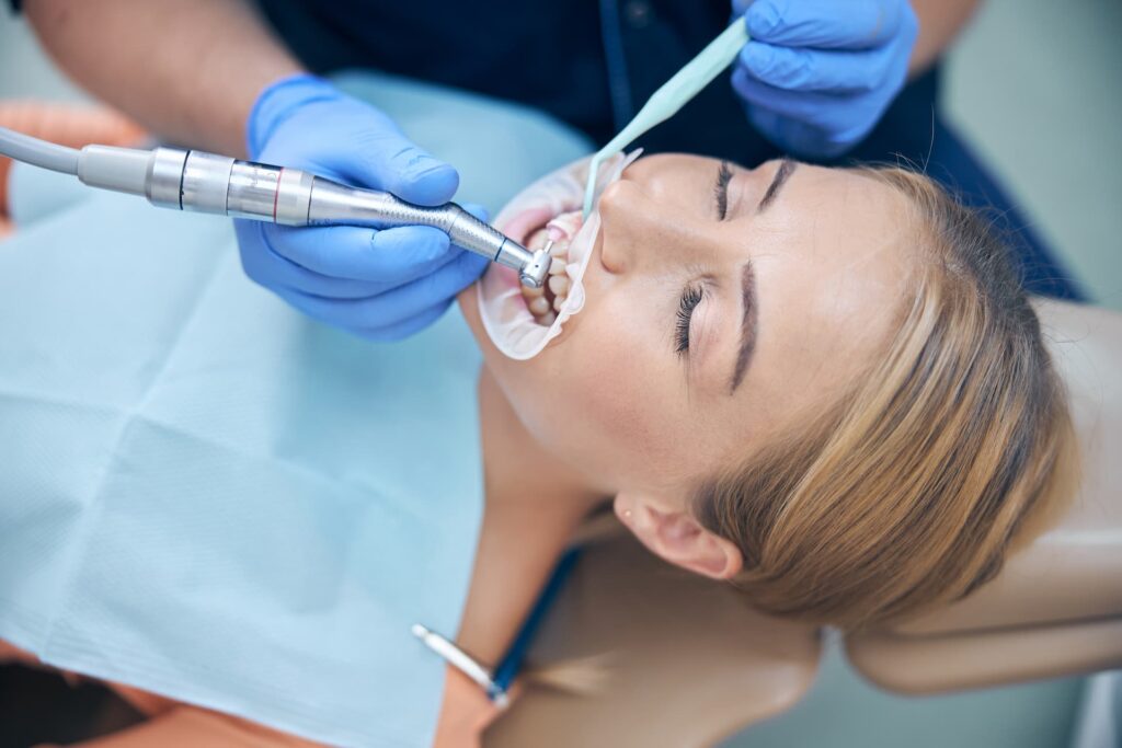 Professionelle Zahnreinigung in der Praxis Dentalbloom