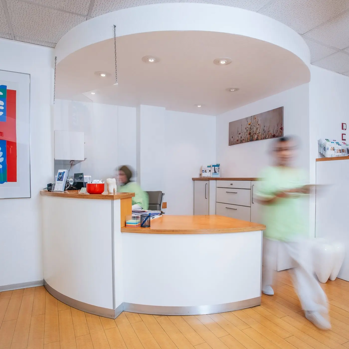 Empfangsbereich der Zahnarztpraxis Dentalbloom