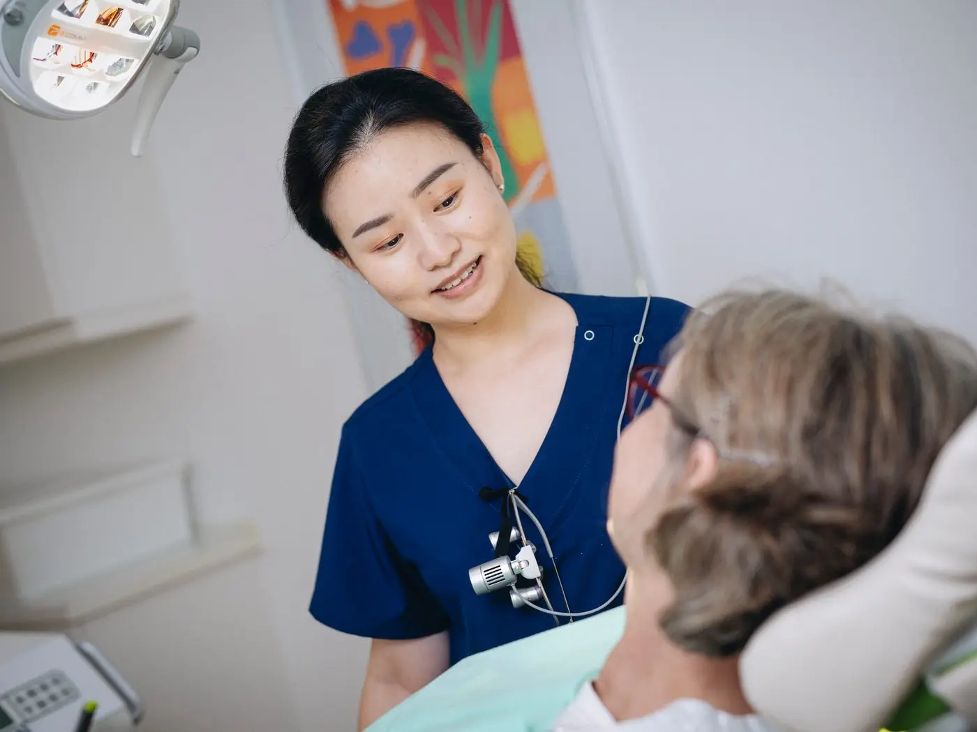 Ruhiges Beratungsgespräch in der Praxis Dentalbloom