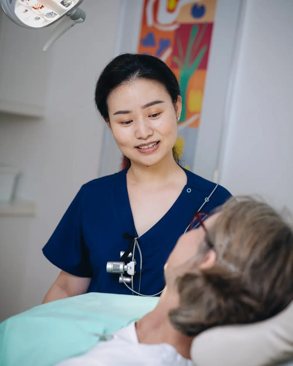 Zahnärztin erklärt einer Patientin die Behandlung
