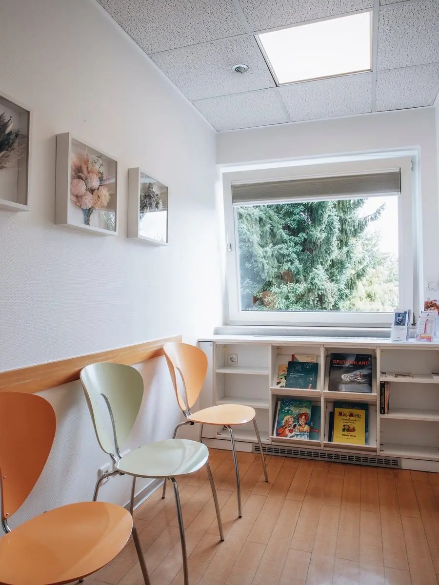 Wartezimmer mit Fenster zum Garten
