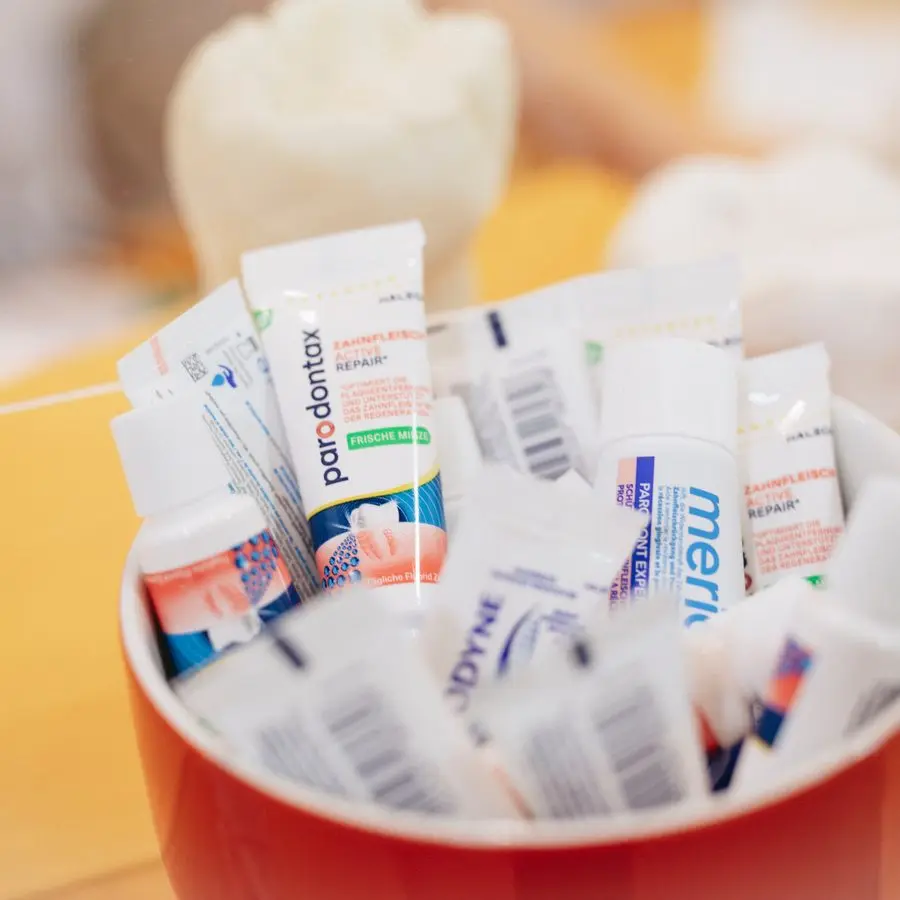 Becher mit Zahnpflegeproben für Patientinnen und Patienten