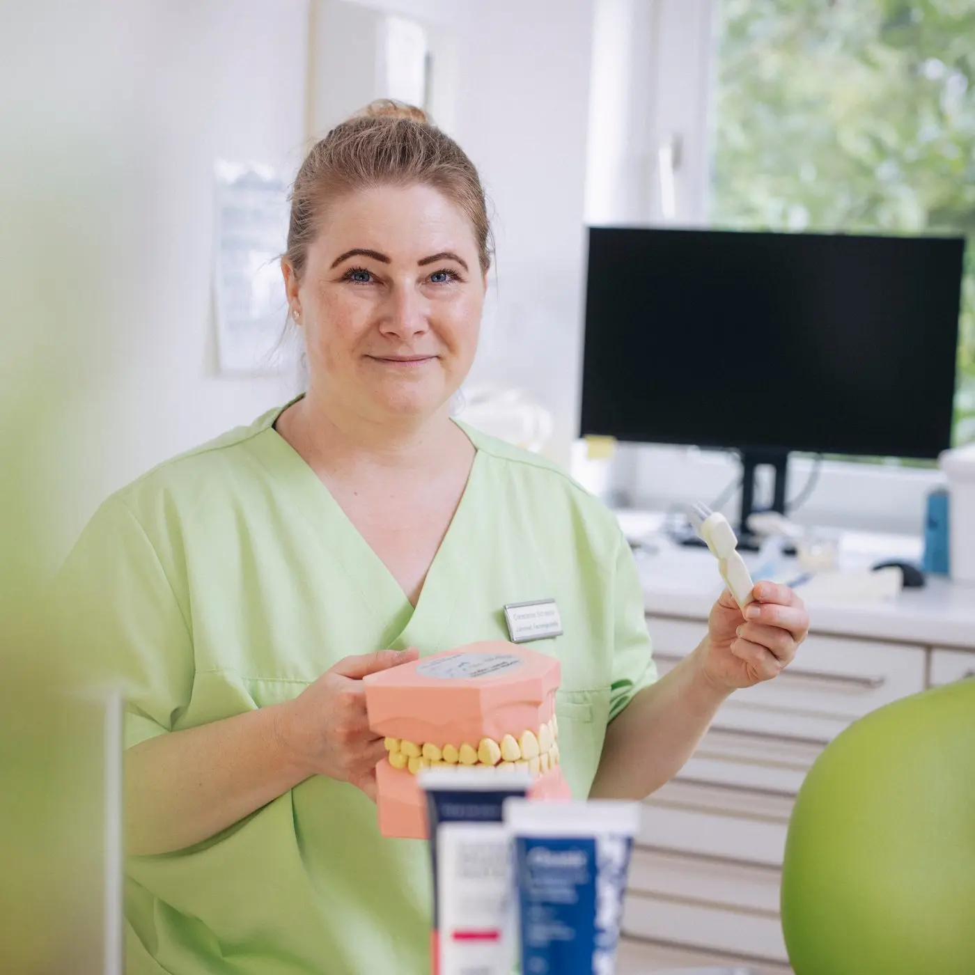 Beratung am Kiefermodell in der Praxis Dentalbloom