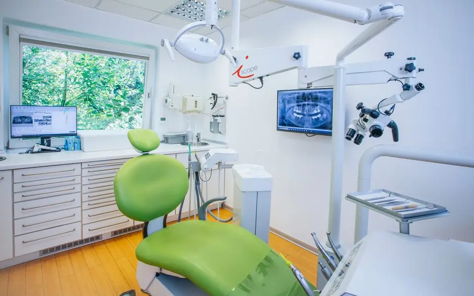 Oralchirurgischer Eingriff in der Praxis Dentalbloom