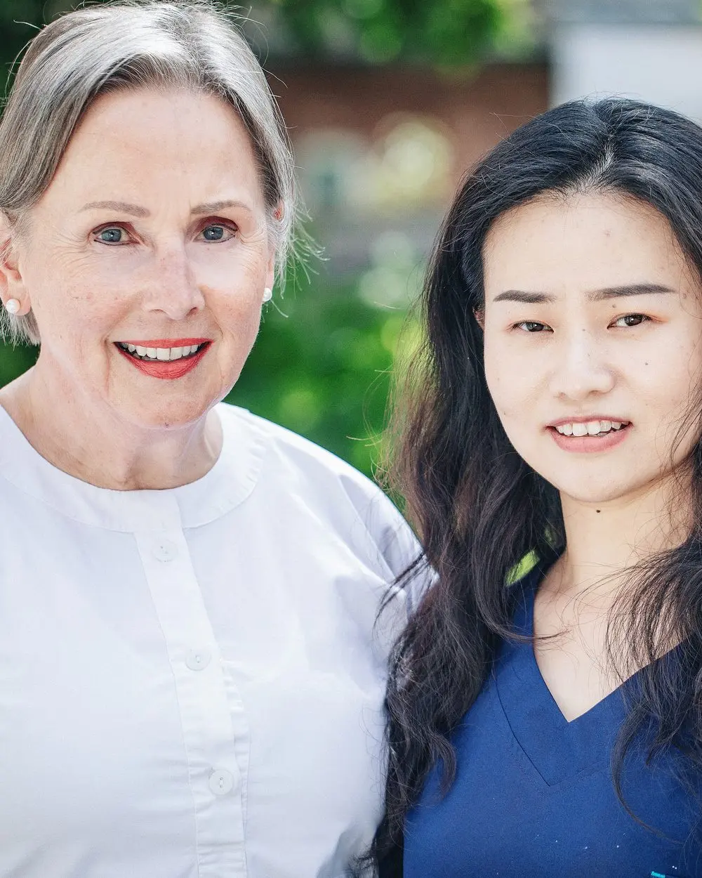 Dr. Britta Sander und Dr. Xiaoyuan Xu vor der Praxis